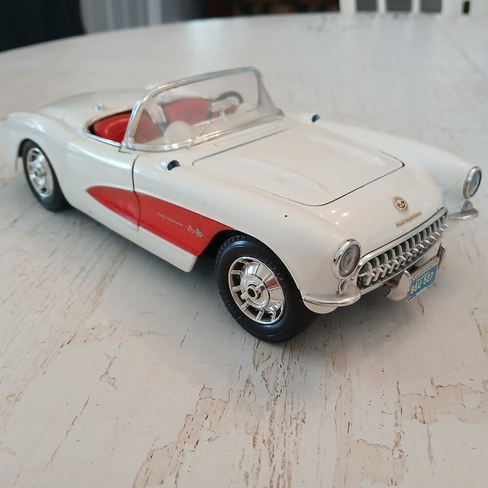 BURAGO 1957 Chevrolet Corvette Convertible White w Red Diecast Car 1:18 Scale